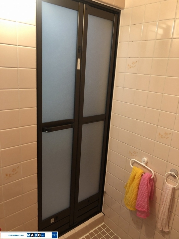 重くて危険な浴室ドアから、軽くて安全な浴室折戸に交換工事！！！（大阪市 生野区 K様邸）